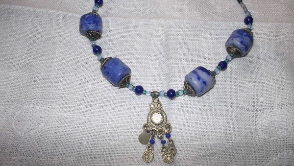 Collier en perles et pierres